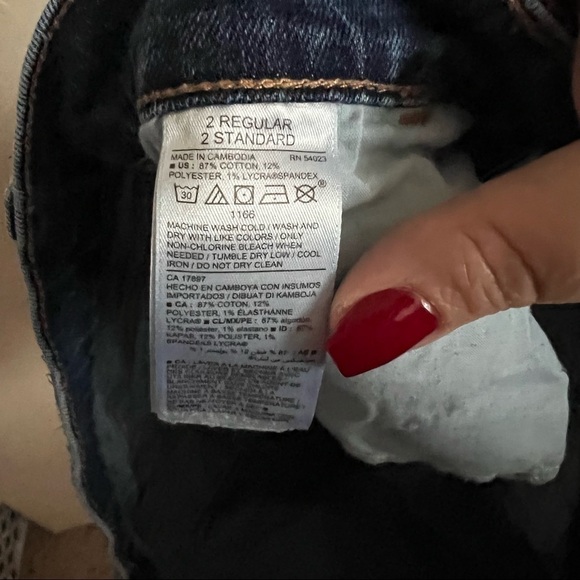 Old Navy Semi-Fitted Cuffed Denim Shorts - Picture 6 of 6